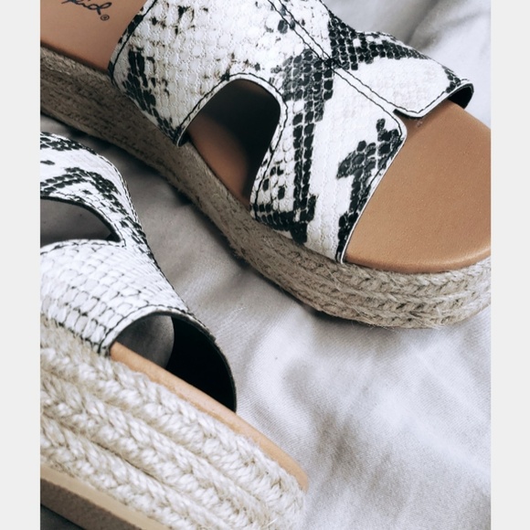 🆕️//The Trish// Snake print cutout Sandal - Picture 3 of 4